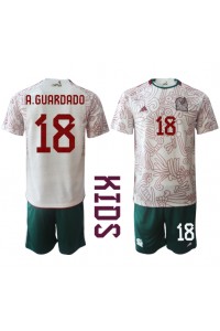 Meksiko Andres Guardado #18 Jalkapallovaatteet Lasten Vieraspeliasu MM-kisat 2022 Lyhythihainen (+ Lyhyet housut)